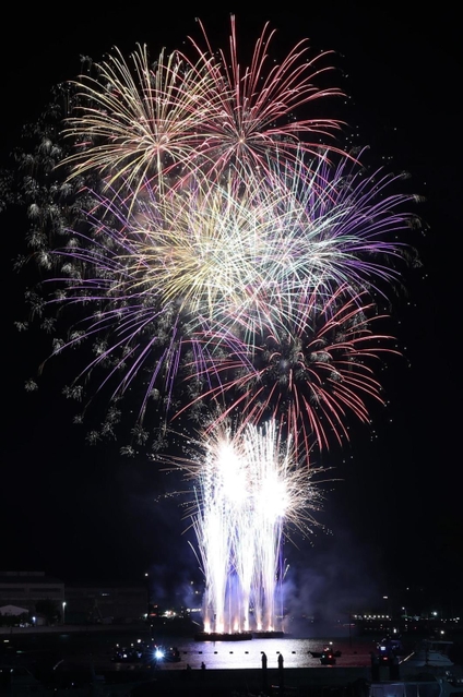 夜空を４年ぶりに彩る花火＝２７日夜、相生市の相生湾（撮影・辰巳直之）