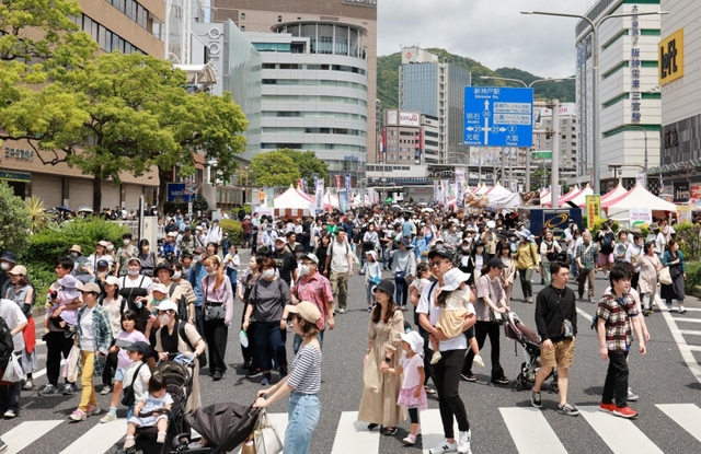 大勢の人でにぎわう神戸まつりの会場＝２８日午前、神戸市中央区〈撮影・小林良多）