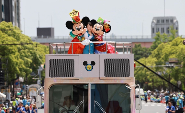 東京ディズニーリゾート４０周年を記念して、神戸まつりで披露されたスペシャルパレード＝２８日午後、神戸市中央区（撮影・小林良多）