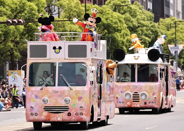 沿道の人たちを魅了したディズニーパレード＝２８日午後、神戸市中央区（撮影・長嶺麻子）