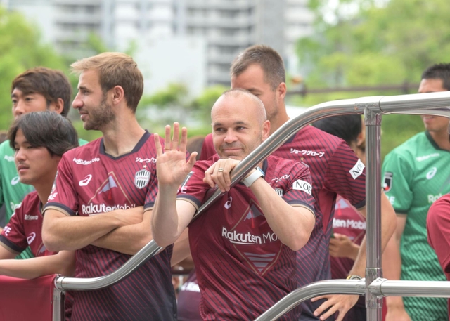神戸まつりのパレードに参加し、沿道に手を振るサッカーＪ１神戸のイニエスタ＝２８日午後、神戸市中央区（撮影・風斗雅博）