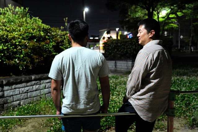 神社で挙式するゲイの２人＝尼崎市内