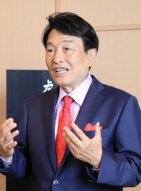 取材に応じる南部靖之代表＝淡路市野島大川