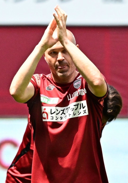 退団発表から初のホームゲームとなったＦＣ東京戦。試合前のサポーターからの声援に応えるＪ１神戸のイニエスタ選手＝５月２７日、神戸市兵庫区のノエビアスタジアム神戸