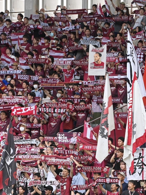 試合開始前のヴィッセル神戸のサポーター席。勝利を願い、イニエスタ選手らにエールを送る＝５月２７日、神戸市兵庫区のノエビアスタジアム神戸