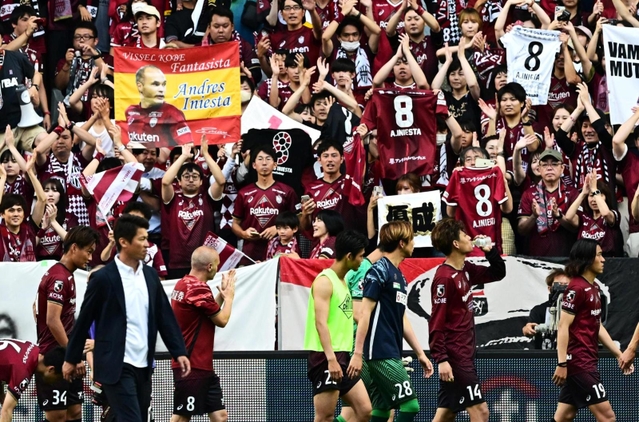 サポーターが背番号８のユニホームを掲げ、イニエスタ選手（８）に惜しみないエールを送った＝５月２７日、神戸市兵庫区のノエビアスタジアム