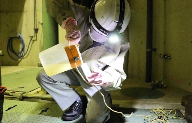 養父市が取り組んでいる下水疫学調査。市内の浄化センターから下水を採水する（同市提供）