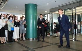 初登庁し、職員や支援者らに拍手で迎えられる高島崚輔市長＝１日午前、芦屋市精道町（撮影・吉田敦史）