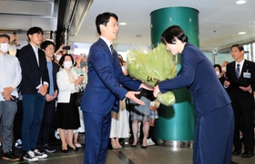 初登庁し、職員から花束を贈られる高島崚輔市長＝１日午前、芦屋市精道町（撮影・吉田敦史）
