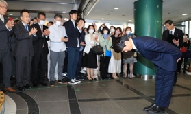 初登庁し、職員や支援者らに拍手で迎えられる高島崚輔芦屋市長＝１日午前、芦屋市精道町（撮影・吉田敦史）