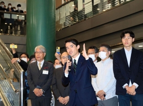 初登庁し、職員や支援者らの前であいさつする高島崚輔氏＝１日午前、芦屋市精道町（撮影・吉田敦史）