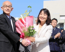 横田秀示副市長から花束を手渡される丸谷聡子明石市長＝１日午前、明石市中崎１