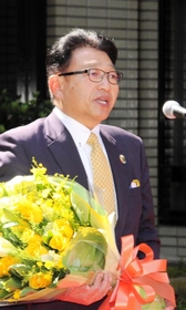 職員らに２期目への意気込みを語る清元秀泰姫路市長＝１日午前、姫路市安田４