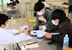 黒枝豆を味わいながら、加工品の企画案を考える大学生ら＝丹波篠山市網掛、四季の森生涯学習センター