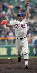 選抜高校野球大会で神戸国際大付のエースとして駒大苫小牧を完封し、拳を突き上げる大西さん＝２００５年３月２９日、甲子園球場