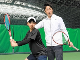 大西正樹さん（右）の瑠歌さん（左）への指導は、姿勢など基本が中心だ＝三木市、ブルボンビーンズドーム
