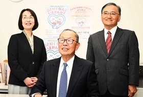 設立２０年を迎えたひょうご被害者支援センター。「相談員の確保と育成は直近の課題」と話す井関勇司理事長（中央）。本多修副理事長（右）と遠藤えりな事務局長＝神戸市中央区下山手通５（撮影・斎藤雅志）