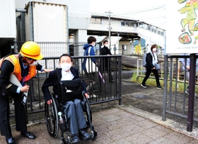 ホームの端の坂道を下って線路を通り、扉を出た南圭祐さん＝ＪＲ和田山駅