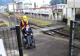 ホームの端の坂道を下り、線路を越えて、バス乗り場へ出る＝ＪＲ和田山駅