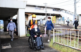 ホームの端の坂道を下って線路を通り、バス乗り場へ向かう南圭祐さん＝ＪＲ和田山駅