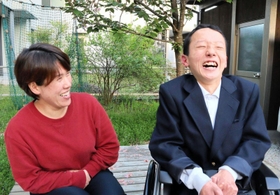 南圭祐さん（右）と母久美さん＝豊岡市