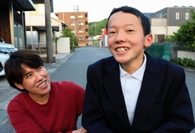 南圭祐さん（右）と母久美さん＝豊岡市