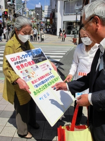 改憲派団体が行った憲法に関する街頭アンケート＝３日午前、神戸市中央区