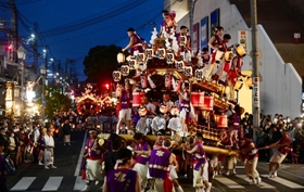 大勢の見物客の中を勇壮に進むだんじり＝３日夜、神戸市東灘区御影中町３（撮影・中西幸大）