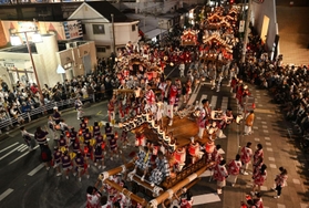 大勢の見物客の中を勇壮に進むだんじり＝３日夜、神戸市東灘区御影中町３（撮影・中西幸大）
