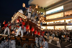 見物客の中、練り歩くだんじり＝３日夜、神戸市東灘区御影中町３（撮影・中西幸大）