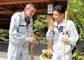 翻訳機を使って日本人の同僚と会話するヴィクトル・バギンスキーさん＝神戸市北区有馬町