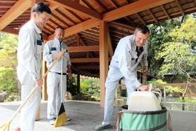 同僚と旅館内を清掃するヴィクトル・バギンスキーさん（右）＝神戸市北区有馬町
