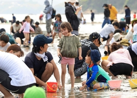干潟で潮干狩りを楽しんだ子どもら＝５日午後、たつの市御津町黒崎