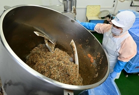食材をかき混ぜる工程。周囲にふわりと磯の香りが漂う＝神戸市西区高塚台５、澤田食品（撮影・中西幸大）