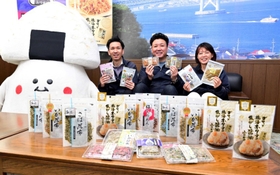 澤田食品が手がける生タイプふりかけの数々。マスコットの「いかべえ」（左）も大好物という＝神戸市西区高塚台５、澤田食品（撮影・中西幸大）