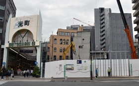 旧ホテルシェレナ西館跡地。地上階が解体され、クリーム色の松尾ビルの外観が見えるように。手前の５階建てビルと、覆いを掛けられた立体駐車場も解体される＝６日午後、神戸市中央区元町通６（撮影・三津山朋彦）