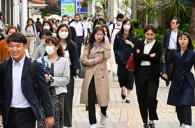 大型連休明けのオフィス街ではマスクを着けずに通勤する人の姿も見られた＝８日午前、神戸市中央区加納町５（撮影・斎藤雅志）