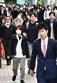 大型連休明けのオフィス街ではマスクを着けずに通勤する人の姿も見られた＝８日午前、神戸市中央区加納町５（撮影・斎藤雅志）
