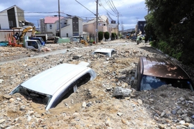 土砂に埋もれた車＝８日午前１０時２９分、伊丹市荒牧６（撮影・吉田敦史）