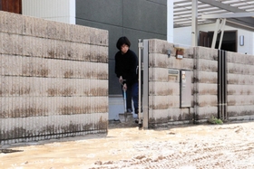 泥が入り込み、片付けに追われる住民＝８日午前１０時２５分、伊丹市荒牧６