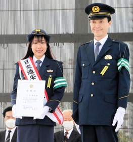 兵庫県警の村井紀之本部長（右）から一日交通安全大使を委嘱された三原舞依選手＝神戸市中央区波止場町