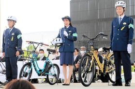 自転車利用者にヘルメットの着用を呼びかける三原舞依選手（中央）ら＝神戸市中央区波止場町