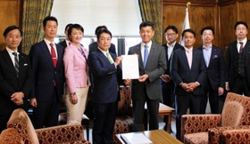 立憲民主党の泉健太代表（中央右）に提言書を手渡す衆院議員の有志ら＝東京都千代田区