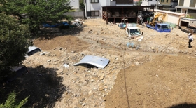 天神川の堤防が決壊し、土砂に埋もれた車＝８日午前、伊丹市荒牧６（撮影・吉田敦史）