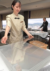 新型コロナの５類移行に合わせ、レストランのテーブルから撤去されるアクリル板＝８日午前、神戸市中央区港島中町６、神戸ポートピアホテル（撮影・小林良多）