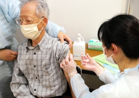 ワクチン接種。５類移行しても、感染を心配する声は多い＝８日午後、加古川市平岡町新在家