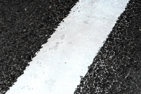 引き直したばかりの白線。塗料に混ざったガラスビーズが光を反射するため、夜間でも見やすい＝西宮市樋ノ口町２