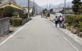 道路区画線を引き直す前の県道門柳大門線＝西脇市黒田庄町岡（兵庫県提供、２０２３年１月１８日撮影）