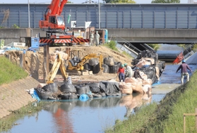 復旧作業が進む堤防の決壊現場＝９日午後、伊丹市荒牧６（撮影・吉田敦史）