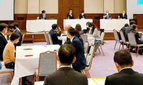 専門家と中高生らがガイドラインの効果的な活用方法について話し合った「こども若者スマホフォーラム」＝神戸市中央区、兵庫県公館（県提供）